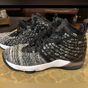 Boys 6.5 Nike Lebron 17‎